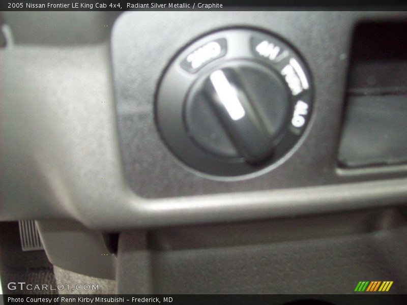 Radiant Silver Metallic / Graphite 2005 Nissan Frontier LE King Cab 4x4