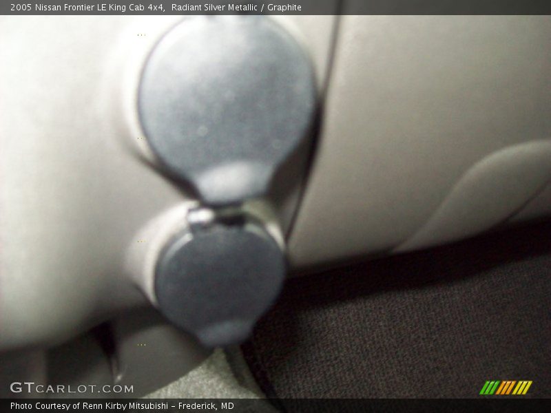 Radiant Silver Metallic / Graphite 2005 Nissan Frontier LE King Cab 4x4