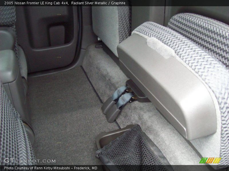 Radiant Silver Metallic / Graphite 2005 Nissan Frontier LE King Cab 4x4