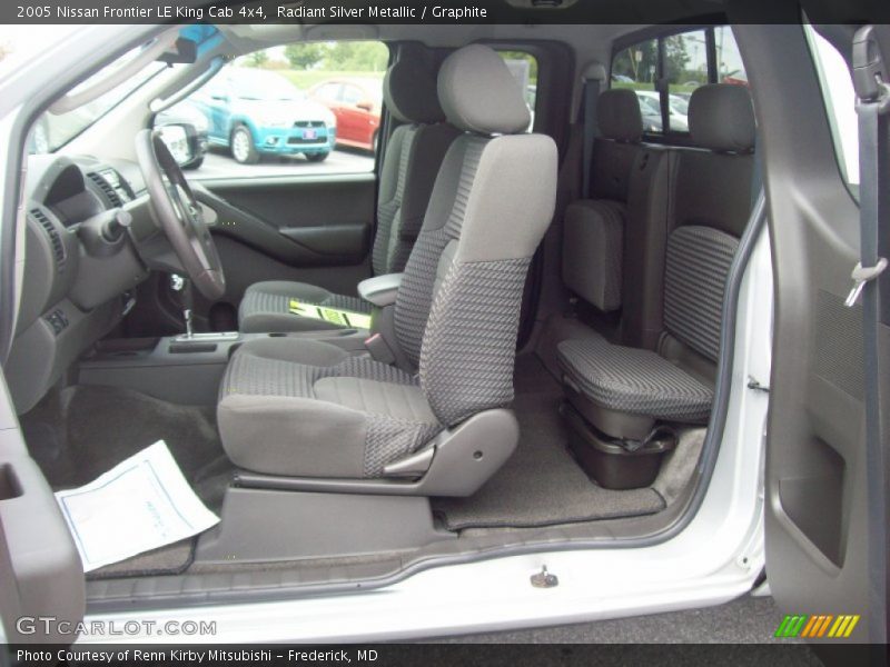Radiant Silver Metallic / Graphite 2005 Nissan Frontier LE King Cab 4x4