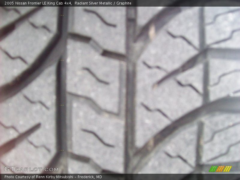 Radiant Silver Metallic / Graphite 2005 Nissan Frontier LE King Cab 4x4