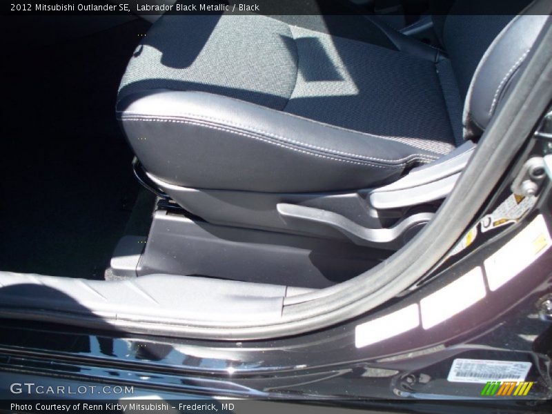 Labrador Black Metallic / Black 2012 Mitsubishi Outlander SE