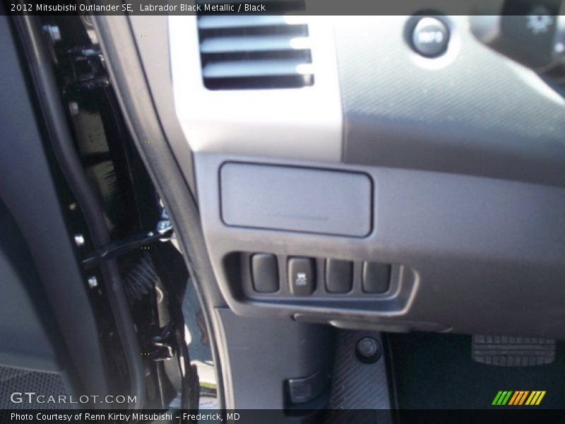 Labrador Black Metallic / Black 2012 Mitsubishi Outlander SE