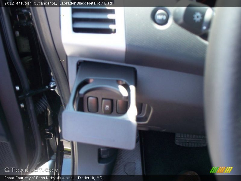 Labrador Black Metallic / Black 2012 Mitsubishi Outlander SE