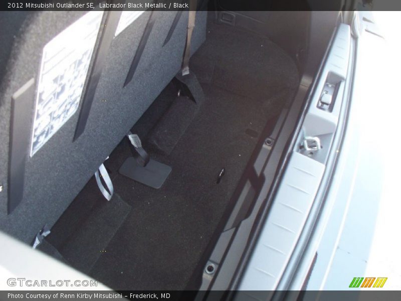 Labrador Black Metallic / Black 2012 Mitsubishi Outlander SE