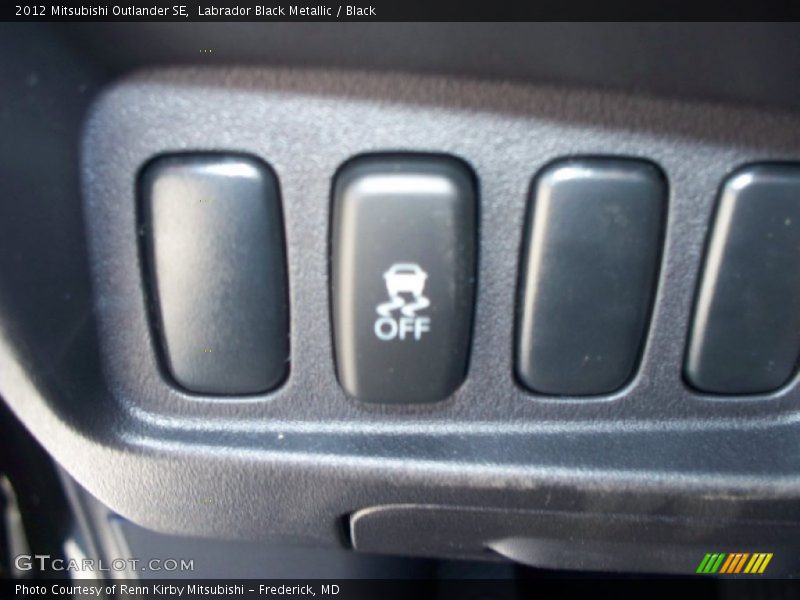 Labrador Black Metallic / Black 2012 Mitsubishi Outlander SE