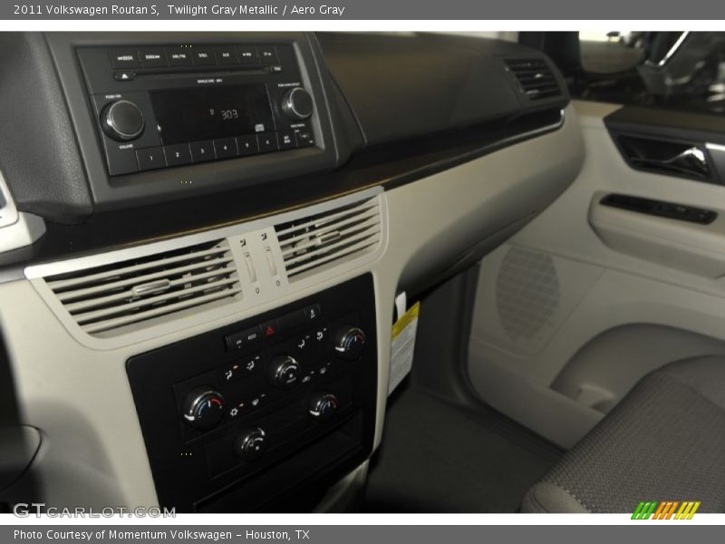 Twilight Gray Metallic / Aero Gray 2011 Volkswagen Routan S