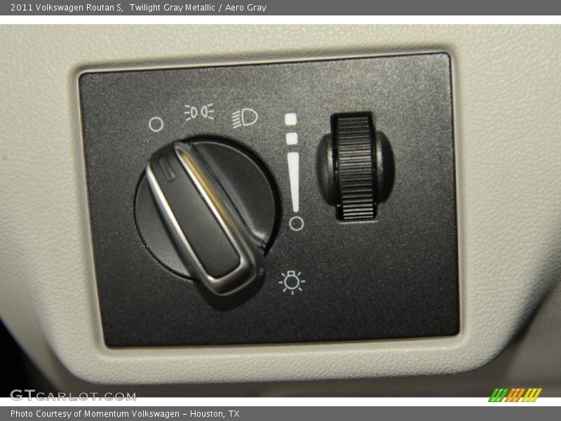 Twilight Gray Metallic / Aero Gray 2011 Volkswagen Routan S