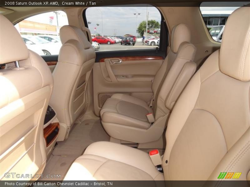 Cream White / Tan 2008 Saturn Outlook XR AWD
