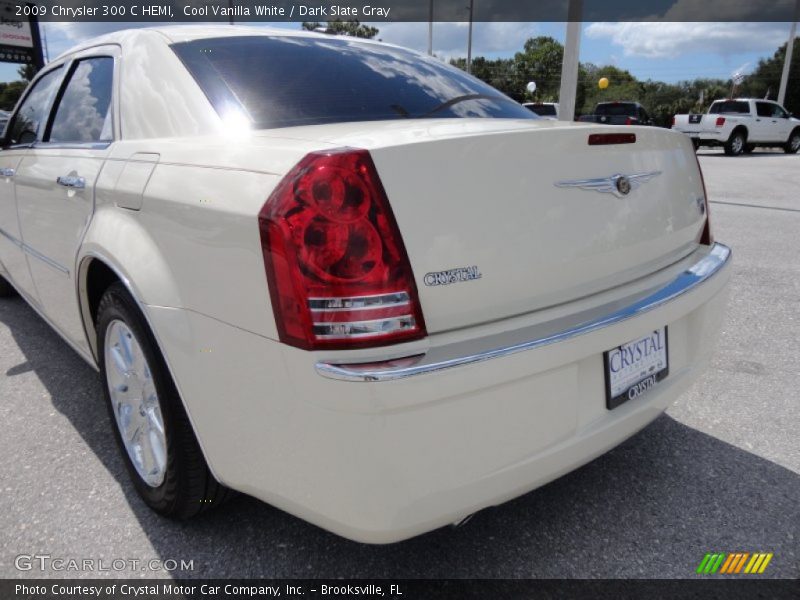 Cool Vanilla White / Dark Slate Gray 2009 Chrysler 300 C HEMI