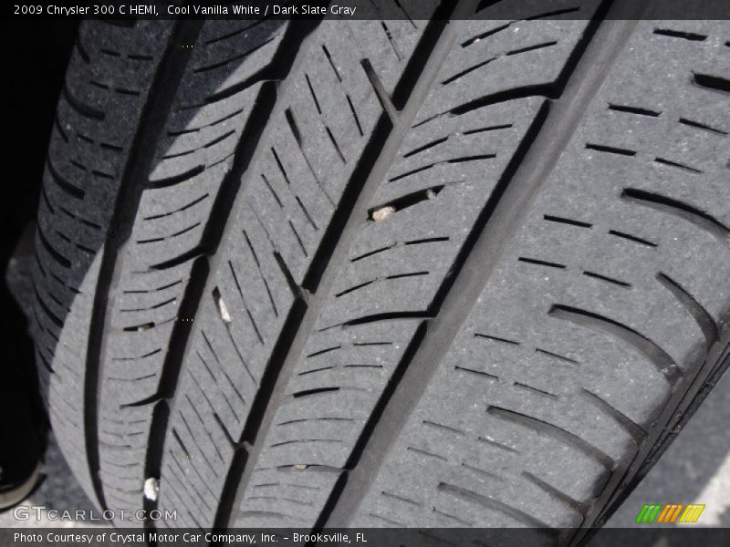 Cool Vanilla White / Dark Slate Gray 2009 Chrysler 300 C HEMI