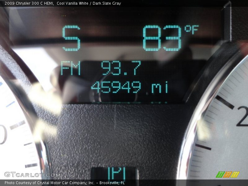Cool Vanilla White / Dark Slate Gray 2009 Chrysler 300 C HEMI
