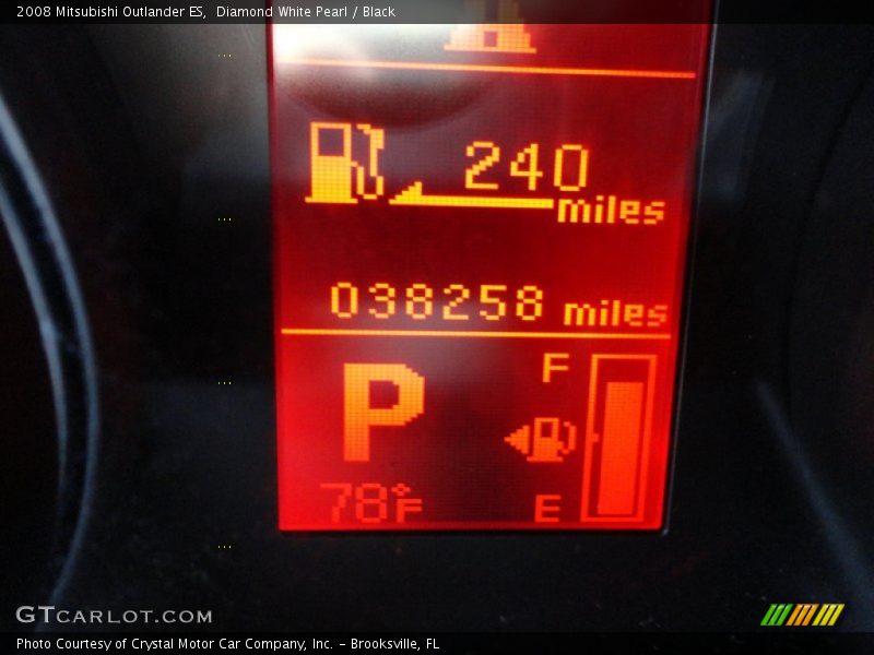 Diamond White Pearl / Black 2008 Mitsubishi Outlander ES