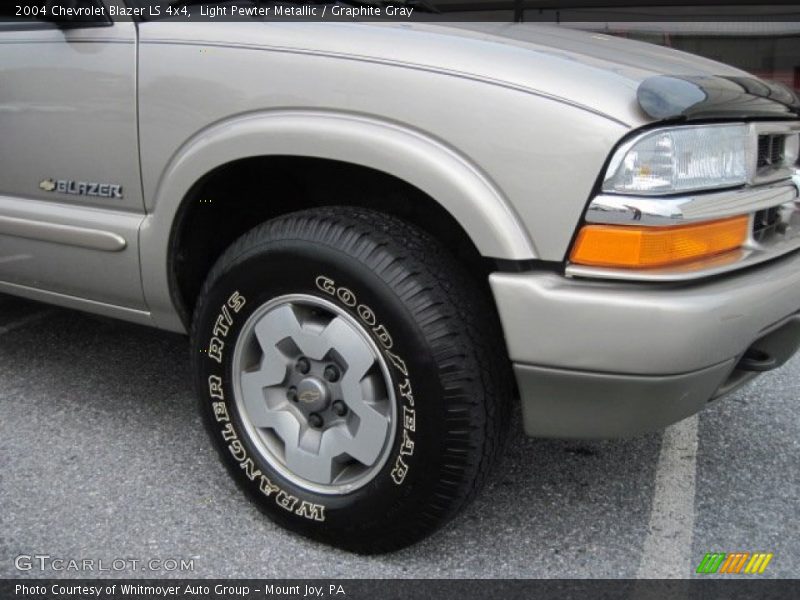 Light Pewter Metallic / Graphite Gray 2004 Chevrolet Blazer LS 4x4