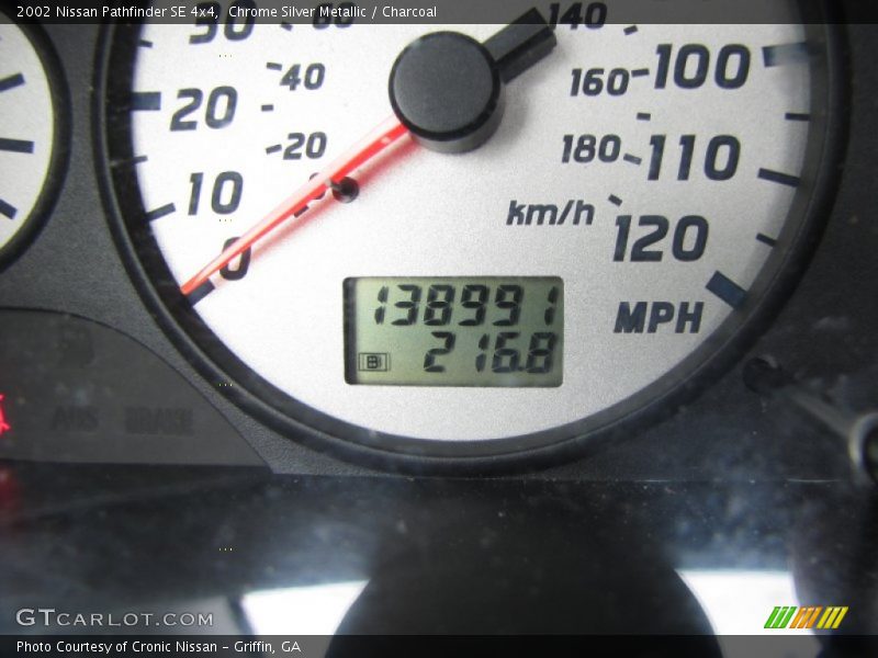 Chrome Silver Metallic / Charcoal 2002 Nissan Pathfinder SE 4x4