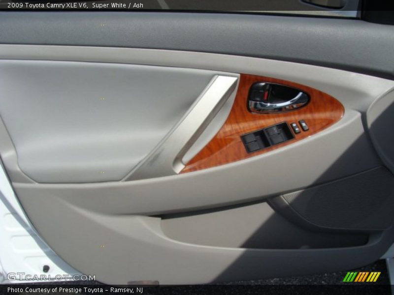 Super White / Ash 2009 Toyota Camry XLE V6