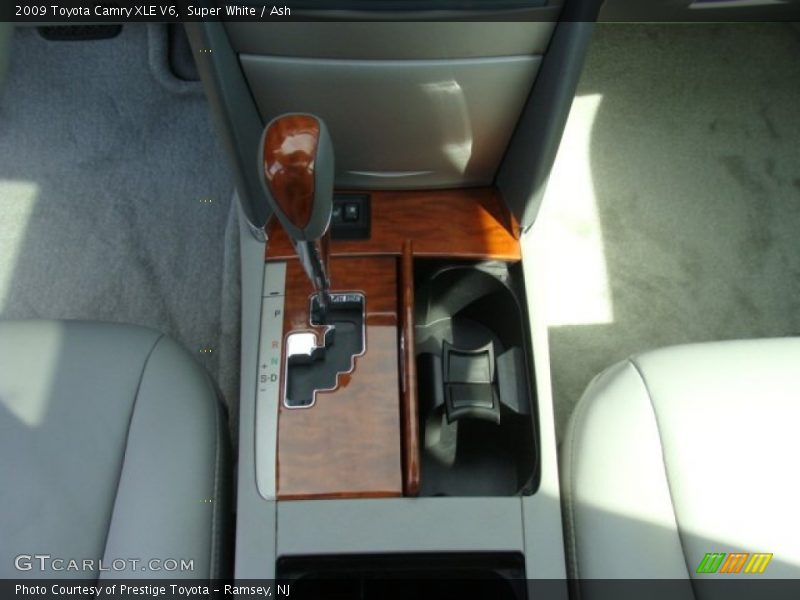 Super White / Ash 2009 Toyota Camry XLE V6