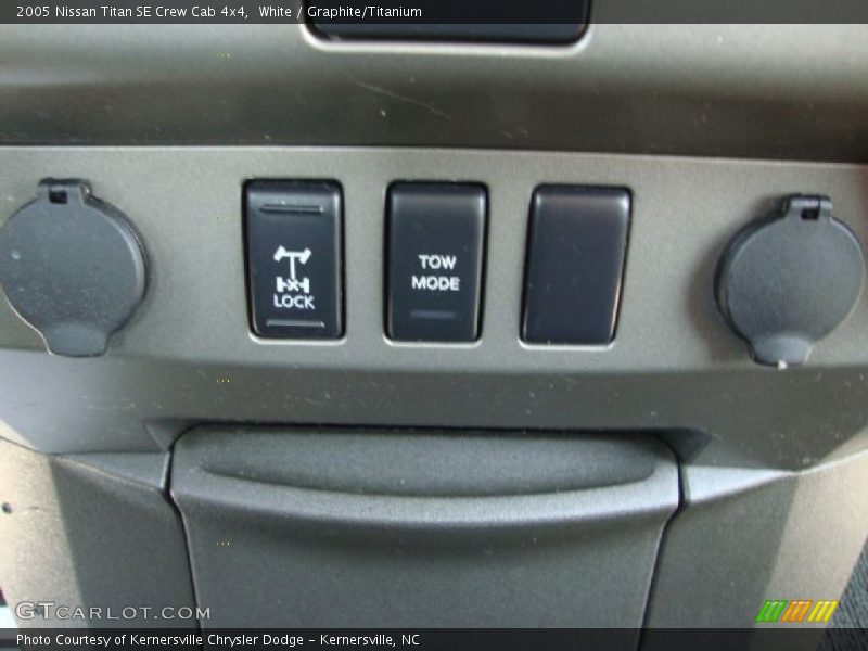 White / Graphite/Titanium 2005 Nissan Titan SE Crew Cab 4x4