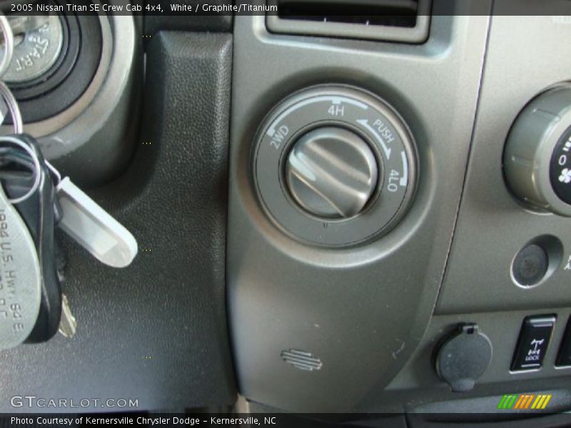 White / Graphite/Titanium 2005 Nissan Titan SE Crew Cab 4x4