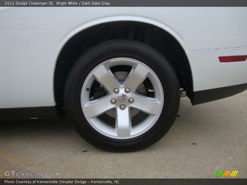 Bright White / Dark Slate Gray 2011 Dodge Challenger SE