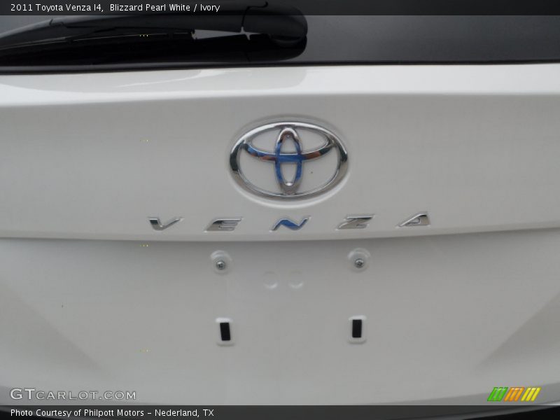 Blizzard Pearl White / Ivory 2011 Toyota Venza I4