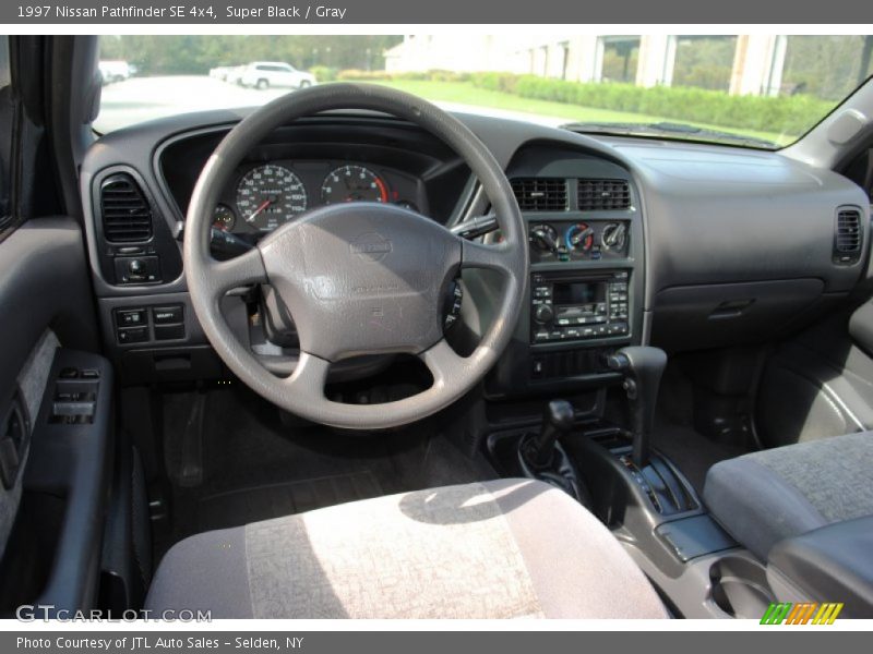 Super Black / Gray 1997 Nissan Pathfinder SE 4x4