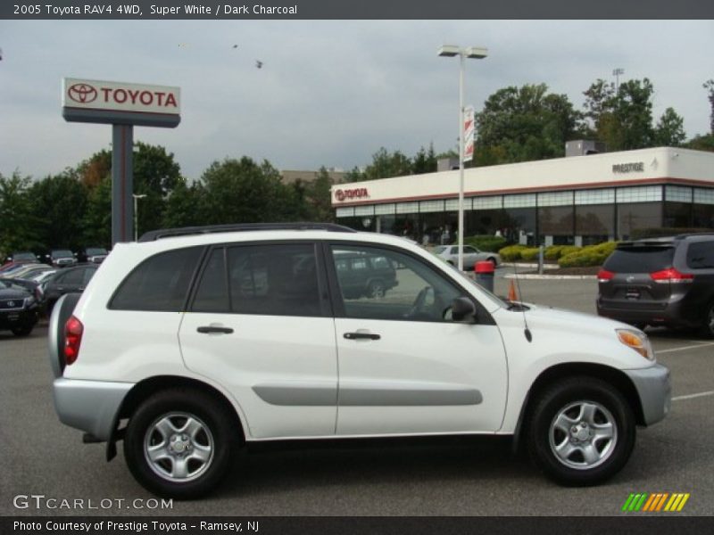Super White / Dark Charcoal 2005 Toyota RAV4 4WD