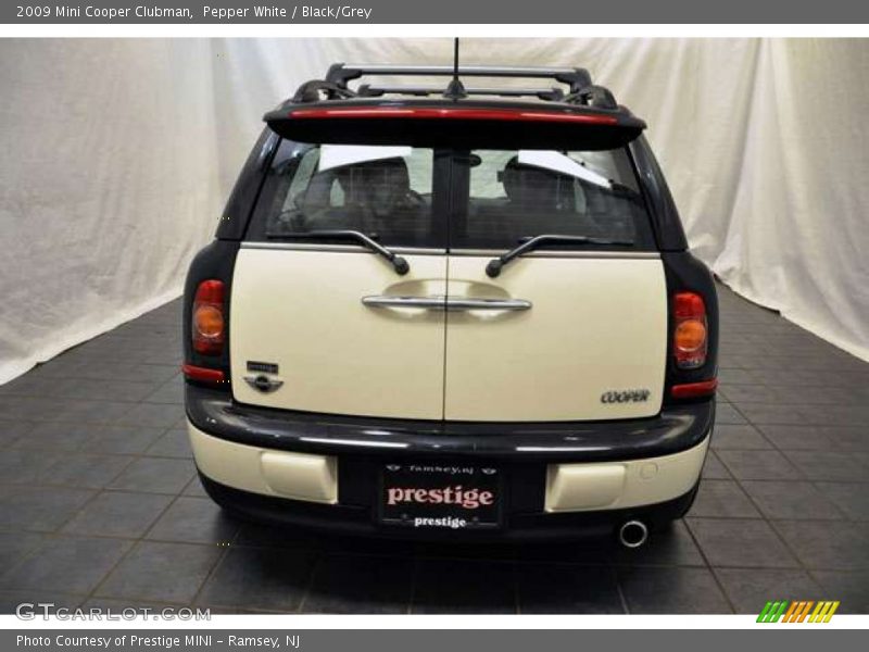 Pepper White / Black/Grey 2009 Mini Cooper Clubman