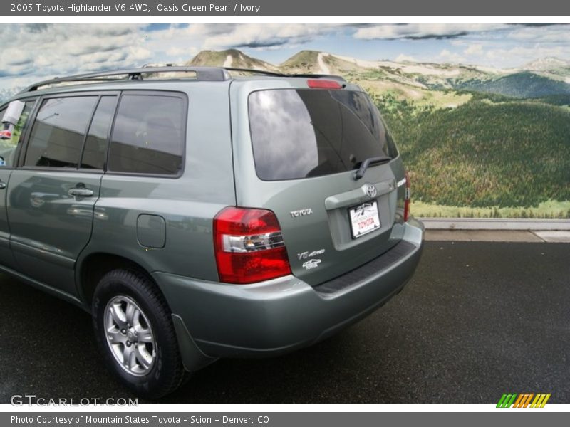 Oasis Green Pearl / Ivory 2005 Toyota Highlander V6 4WD