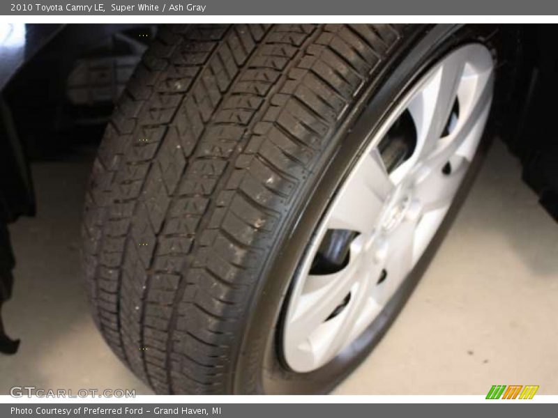 Super White / Ash Gray 2010 Toyota Camry LE