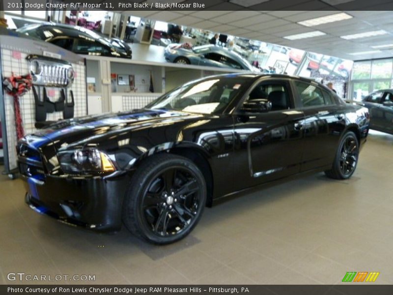 Front 3/4 View of 2011 Charger R/T Mopar '11