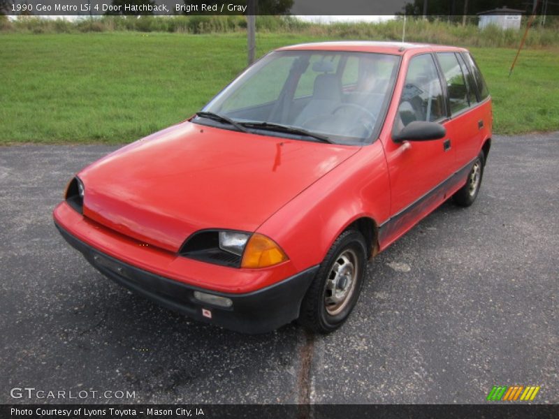 Front 3/4 View of 1990 Metro LSi 4 Door Hatchback