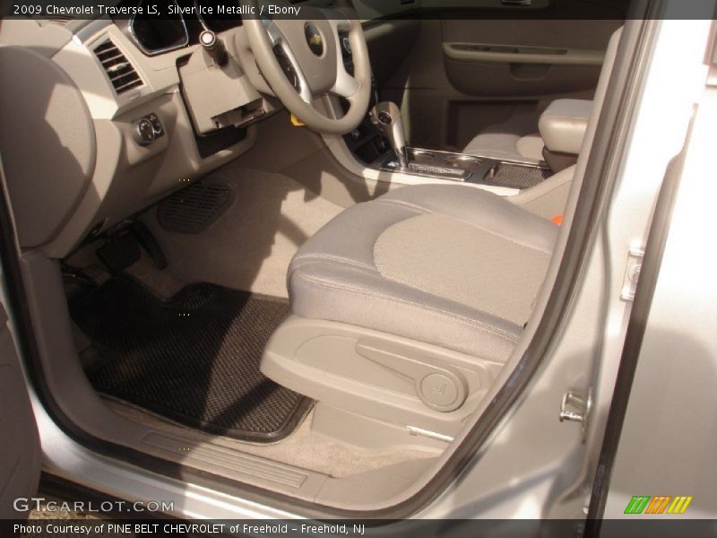 Silver Ice Metallic / Ebony 2009 Chevrolet Traverse LS