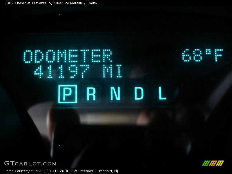 Silver Ice Metallic / Ebony 2009 Chevrolet Traverse LS