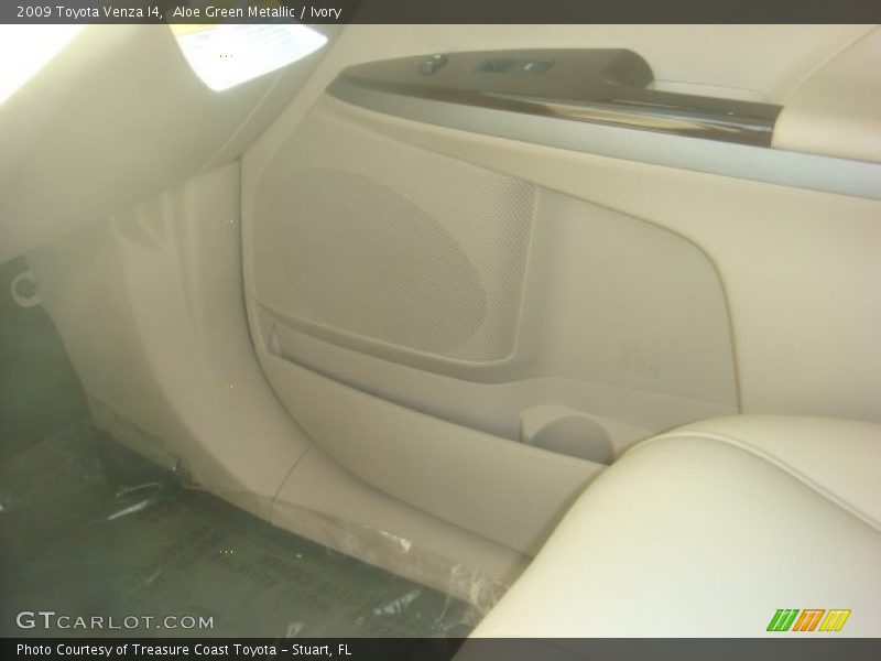 Aloe Green Metallic / Ivory 2009 Toyota Venza I4