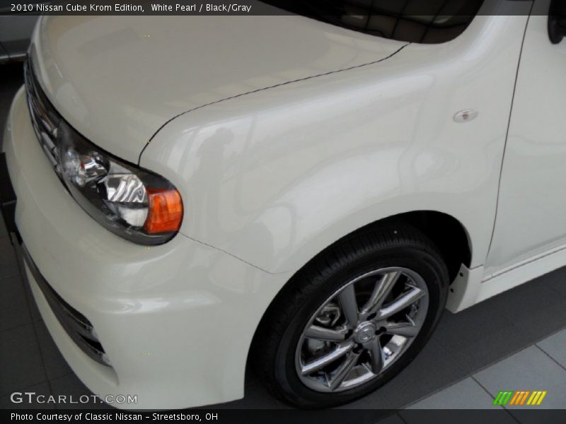 White Pearl / Black/Gray 2010 Nissan Cube Krom Edition