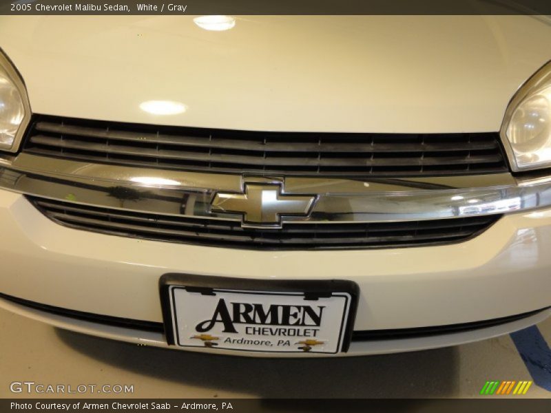 White / Gray 2005 Chevrolet Malibu Sedan