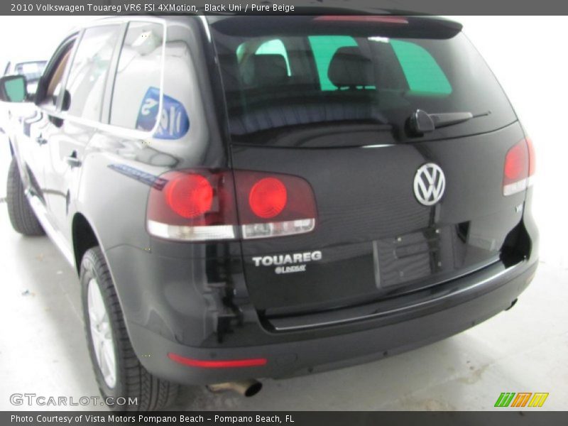 Black Uni / Pure Beige 2010 Volkswagen Touareg VR6 FSI 4XMotion