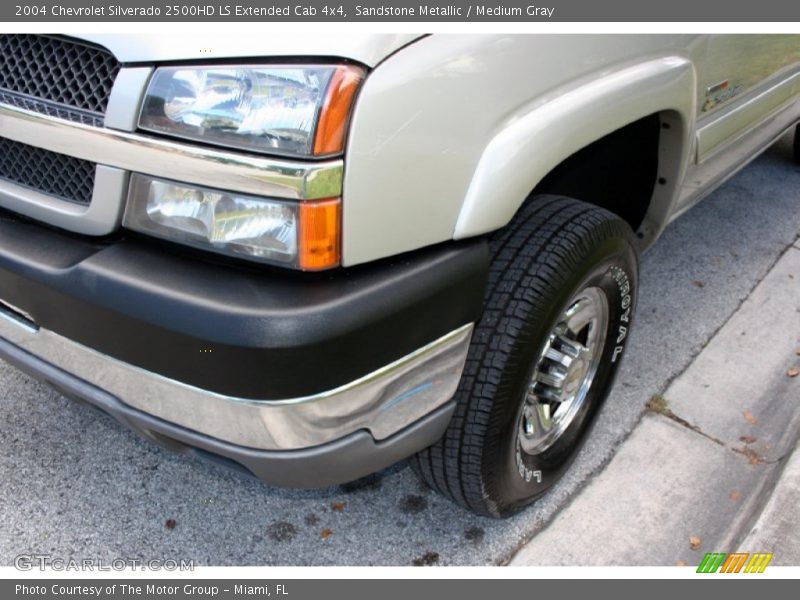 Sandstone Metallic / Medium Gray 2004 Chevrolet Silverado 2500HD LS Extended Cab 4x4