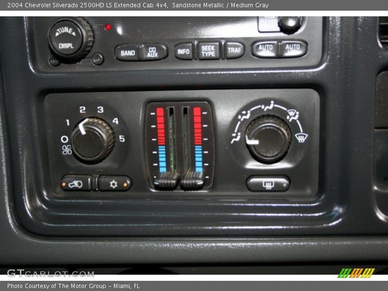 Controls of 2004 Silverado 2500HD LS Extended Cab 4x4