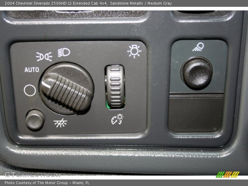 Controls of 2004 Silverado 2500HD LS Extended Cab 4x4
