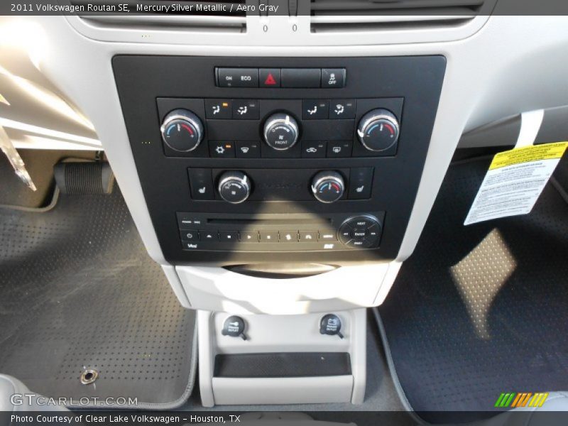 Mercury Silver Metallic / Aero Gray 2011 Volkswagen Routan SE