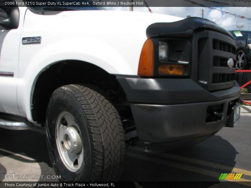 Oxford White / Medium Flint 2006 Ford F250 Super Duty XL SuperCab 4x4