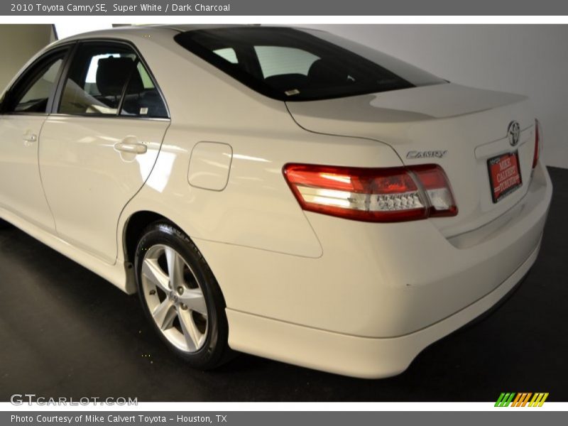 Super White / Dark Charcoal 2010 Toyota Camry SE