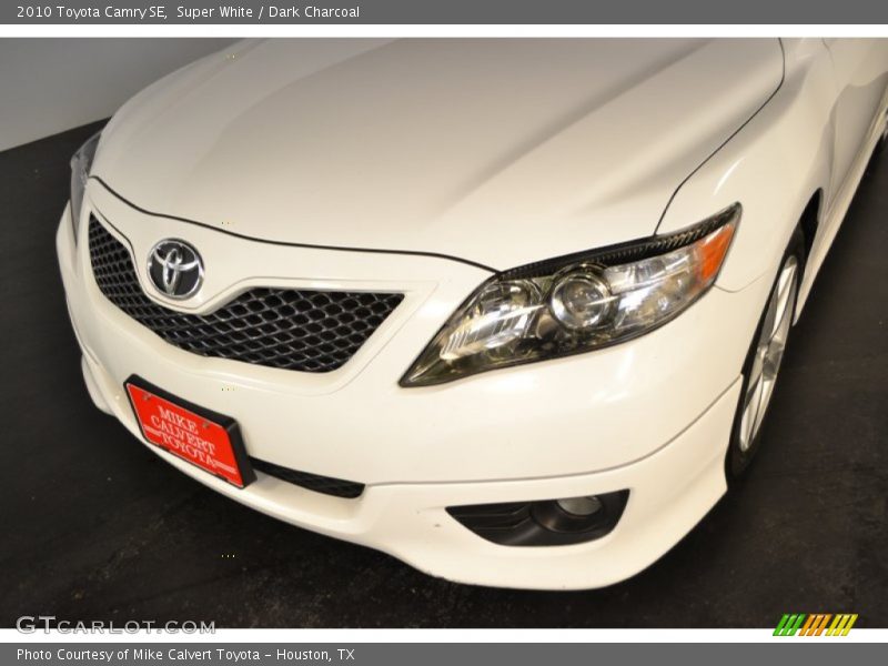 Super White / Dark Charcoal 2010 Toyota Camry SE