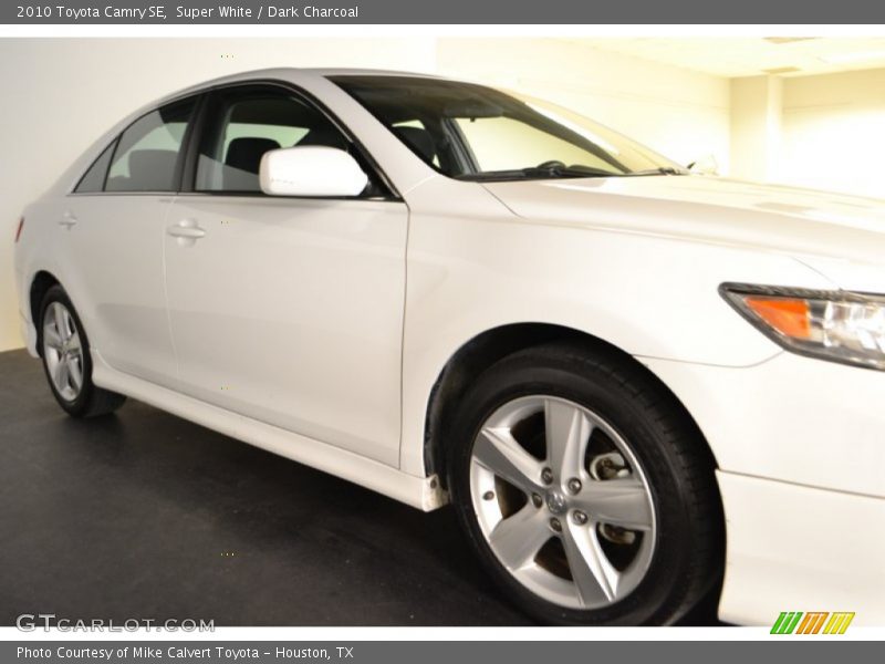 Super White / Dark Charcoal 2010 Toyota Camry SE