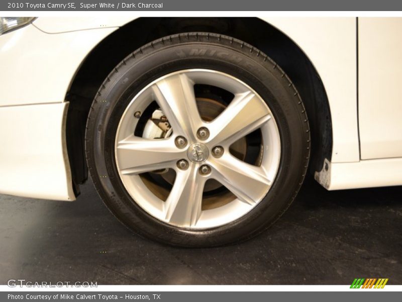 Super White / Dark Charcoal 2010 Toyota Camry SE