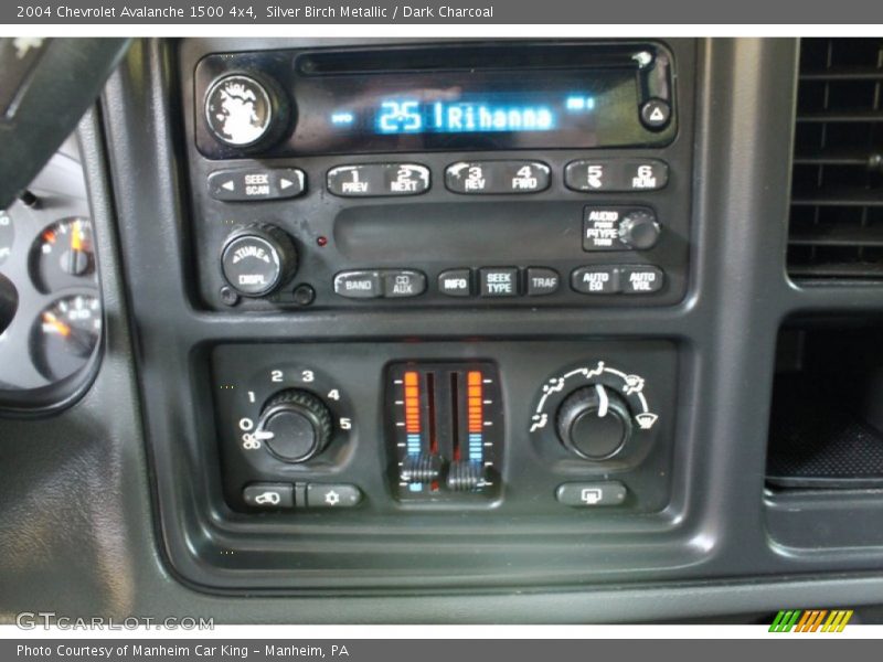 Silver Birch Metallic / Dark Charcoal 2004 Chevrolet Avalanche 1500 4x4