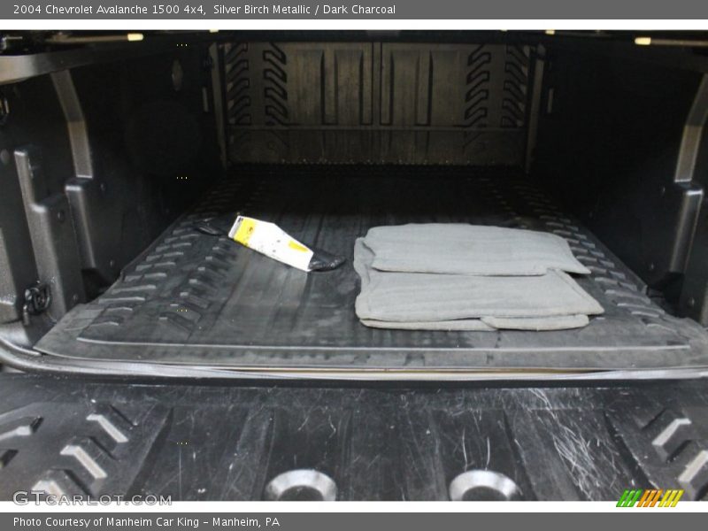 Silver Birch Metallic / Dark Charcoal 2004 Chevrolet Avalanche 1500 4x4