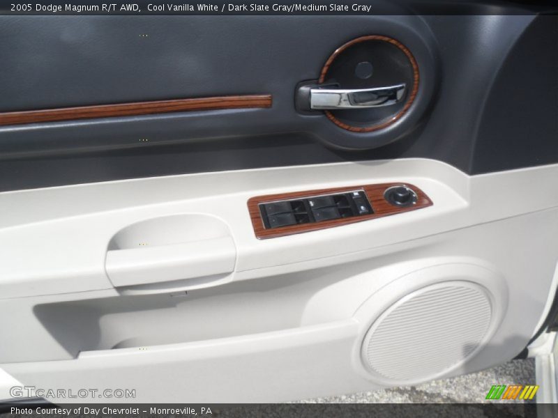Cool Vanilla White / Dark Slate Gray/Medium Slate Gray 2005 Dodge Magnum R/T AWD
